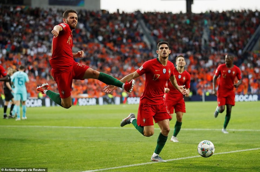 selebrasi pencetak gol tunggal Portugal Guedes (tengah) dan Bernardo Silva usai menjebol gawang Belanda. (dailymail)