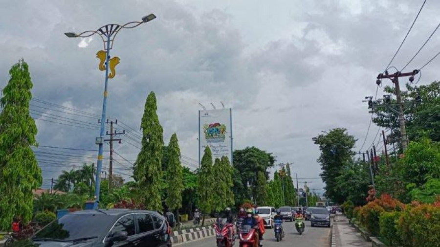 PJU yang ada di tengah Kota Samarinda, dan diharapkan terpasang disisi lain. (Foto: Istimewa)