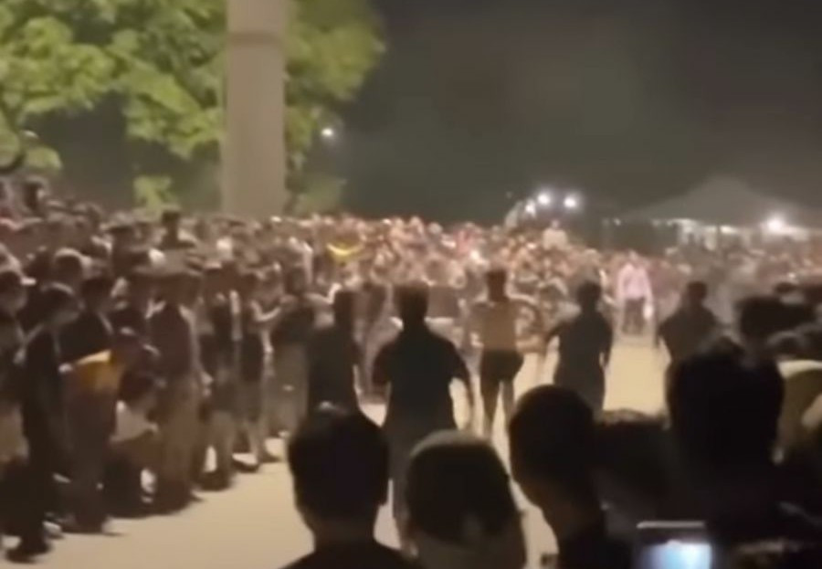 Suasana balap lari di depan Museum Mulawarman Tenggarong sebelum memasuki waktu sahur ditonton banyak warga. (Foto: istimewa)