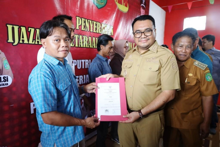 Bupati Kukar Aulia Rahman Basri pimpin apel pagi dan menyerahkan ijazah kesetaraan di Loa Kulu (prokom)
