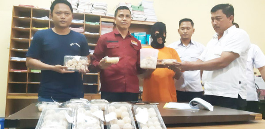 Polisi menunjukkan barang bukti dan tersangka penjualan telur penyu kepada wartawan siang tadi. (Sardiman / korankaltim.com))