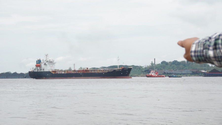 Kapal dengan bendera asal Negeri Jiran yang bertambat di kawasan Pulau Atas pada Selasa (24/3/2020) hari ini. (Foto: Nancy/korankaltim.com)
