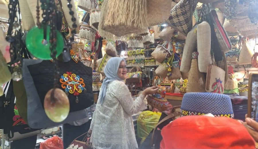 Iriana Jokowi saat berbelanja di Blok D Pasar Inpres Kebun Sayur Balikpapan kemarin. (antaranews)