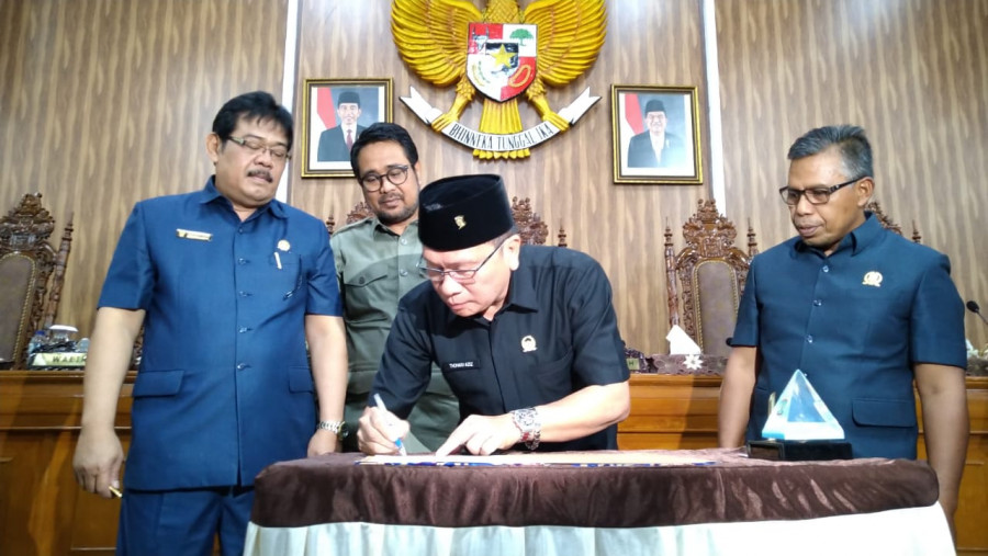 Wakil Ketua Terpilih DPRD Balikpapan, Thohari Aziz menandatangani Berita Acara Rapat Paripurna Penetapan Struktur Pimpinan. Namun pimpinan definitif tidak bisa dilantik karena Surat Keputusan Gubernur Kaltim belum turun. (Hendra/KoranKaltim.Com)