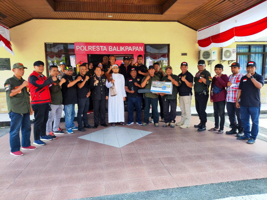 Relawan Info Bencana Balikpapan dapat bantuan mesin pemotong dan HT. (Foto: Dok.Korankaltim.com)