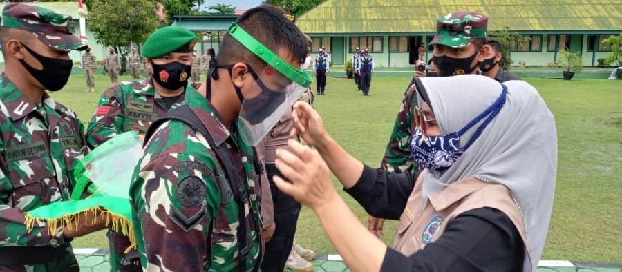 Walikota Bontang Neni Moerniaeni, beserta Dandim 0908/BTG dan Kapolres Bontang, memasangkan APD kepada pasukan pengamanan Pemilukada Bontang.( olis/korankaltim.com)