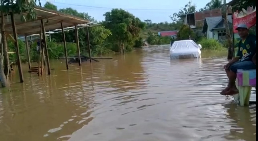 Warga RT 60 Kelurahan Manggar Balikpapan Timur saat melintas di genangan banjir (Ist)