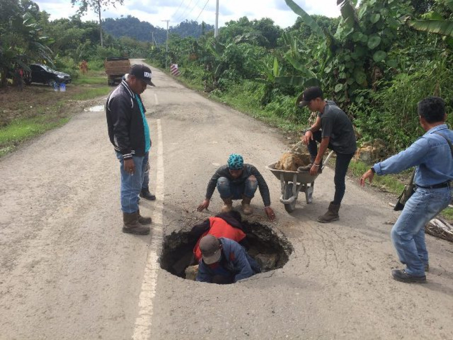 PERLU PERHATIAN - Kondisi jalan di perbatasan perlu mendapat perhatian, karena kondisinya rusak parah sehingga sangat menyulitkan warga setempat.