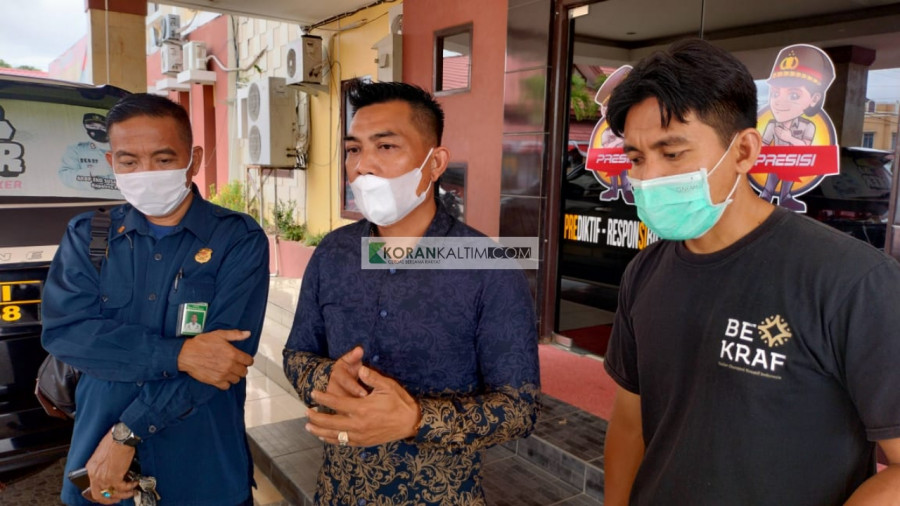 Pihak Keluarga Korban Usai pertemuan membahas penyelesaian perselisihan Pemukulan oleh Oknum Operasi Yustisi. ( Foto : Dwi Cahyo / Korankaltim)