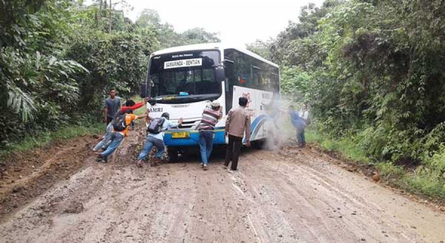 Tampak bus yang akan menaiki Gunung Lawi di akses Trans Kalimantan, Kecamatan Bentian Besar tidak bisa menanjak. Hal itu akibat jalan di gunung itu rusak berat oleh angkutan sawit, Minggu 29 Juli 2018