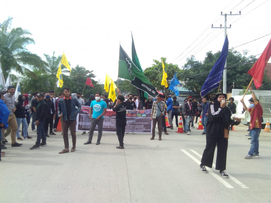 Massa aksi lakukan aksi tutup jalan di depan kantor DPRD Kaltim. (Faishal Alwan Yasir/Korankaltim.com)