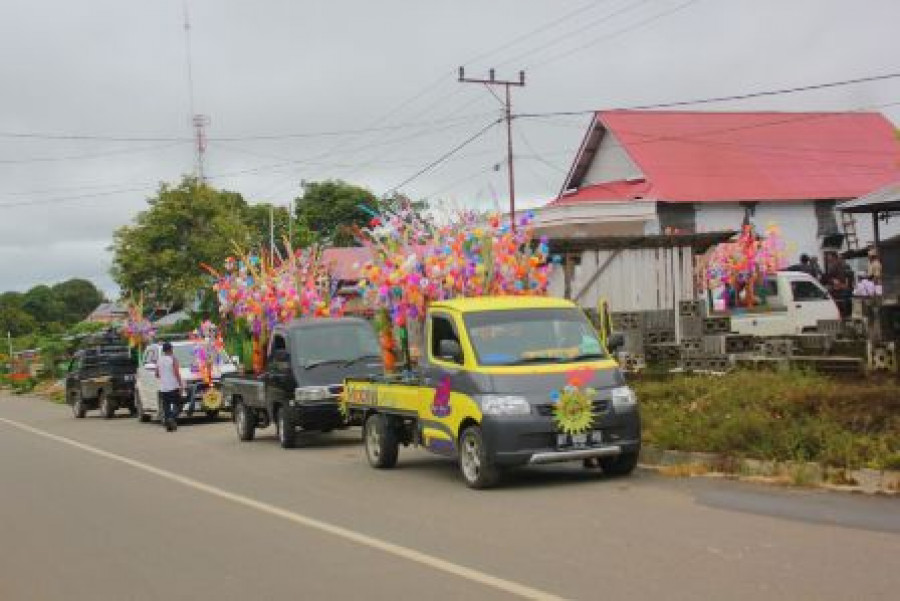 Iring-iringan kendaraan dalam pawai Kembang Telor Paguyuban Pakuwangi Kubar, Kamis (7/12/2017)