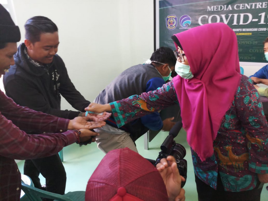 Wali Kota Bontang Neni Moerniaeni saat memberikan cairan hand sanitizer yang ia buat sendiri, sebelum menggelar konferensi pers, Kamis (19/3)