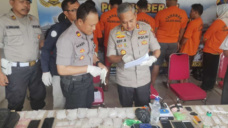 Kapolres berau saat memberikan keterelangan pers ke awak media. (Foto : Indra/korankaltim.com)
