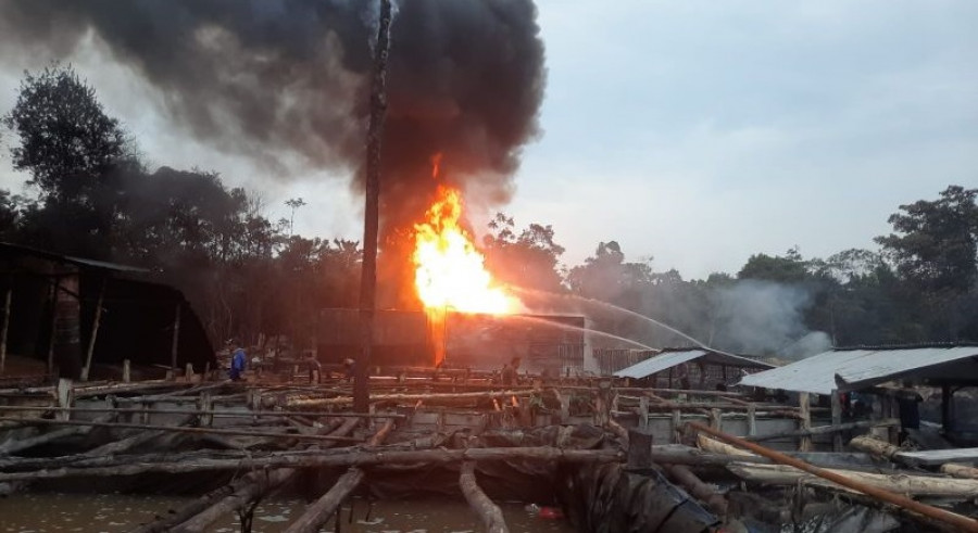 Tambang Sumur ilegal di Jambi yang terbakar.(Foto : ANTARA/Nanang Mairiadi)