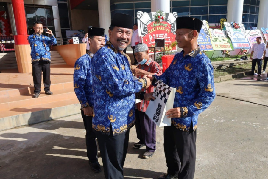 Hari Bhakti PU di Kukar dirangkai dengan penyerahan kenang-kenangan kepada ASN Dinas PU yang purna tugas di tahun 2023, serta pembukaan bazar. (Foto: Prokom)