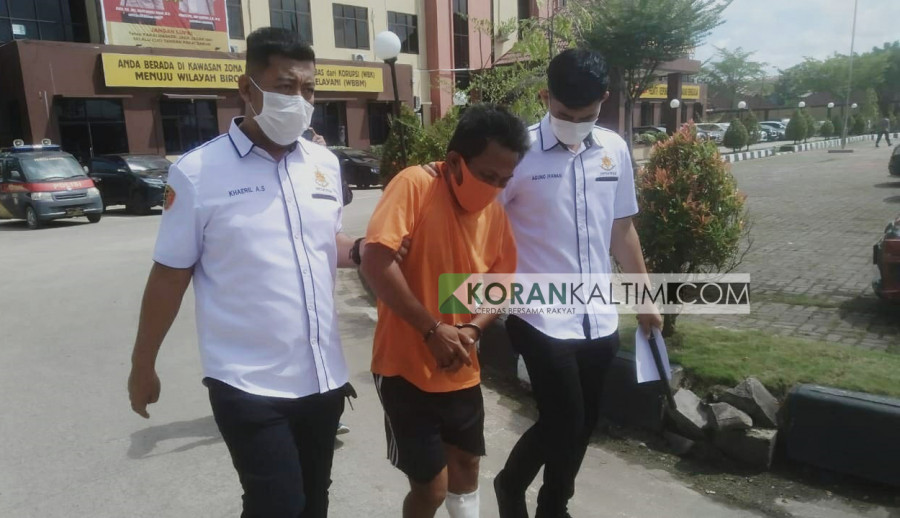 Sopian (45) yang berhasil diringkus polisi dan dihadiahi timah panas di kaki kirinya saat ditemui di Mako Polresta Samarinda Sungai Kunjang Senin (10/5/2021) hari ini. (Foto:Nancy/korankaltim.com)