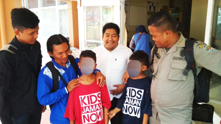 Fk dan Ir saat ditemui di Dinsos Samarinda Jalan Dahlia dan saat ini sang ayah Syaifuddin tengah dalam pemeriksaan oleh tim Polda Kaltim