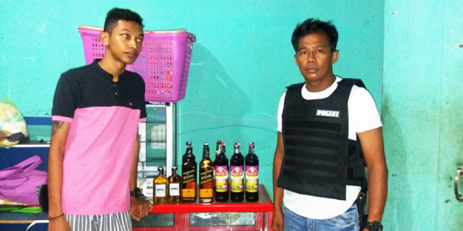 PERANGI MIRAS Personel Polsek Tanah Grogot Bersama pelaku saat menunjukkan barang bukti sitaan. (dwi cahyo/korankaltim)