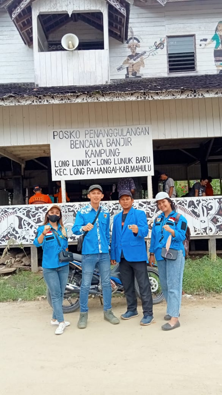 Pemberian bantuan di Long LunukFoto :(istimewa)