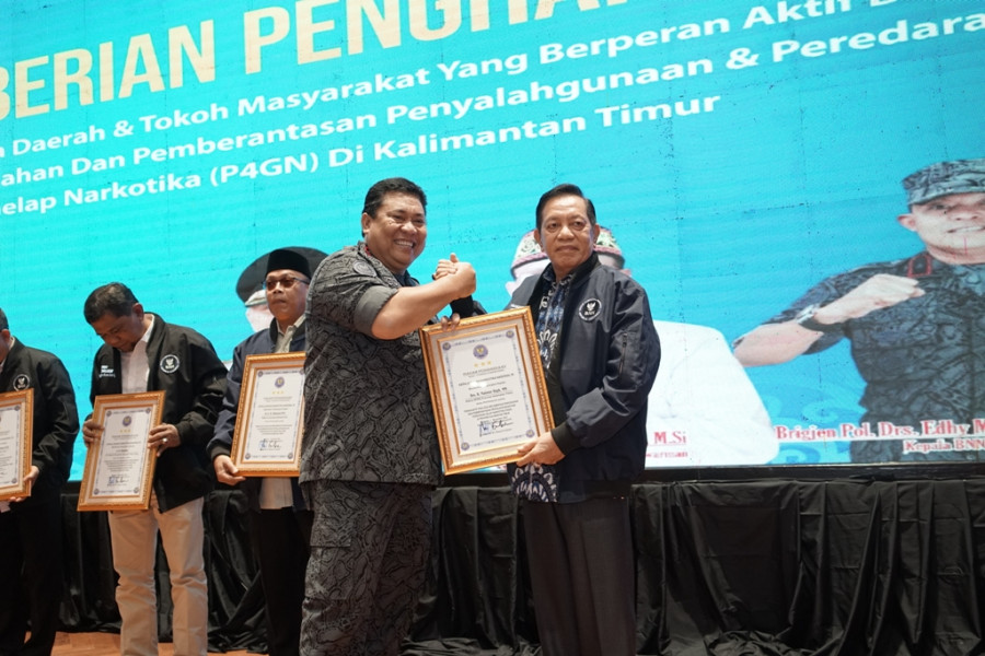 Anggota DPRD Kaltim Makmur HAPK menerima penghargaan P4GN dari Kepala Badan Narkotika Nasional Republik Indonesia (BNN RI) Komjen Pol Petrus Reinhard Golose, Rabu (9/11).