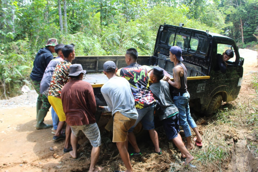 Satgas TMMD membantu evakuasi mobil warga.( Humas Kodim)