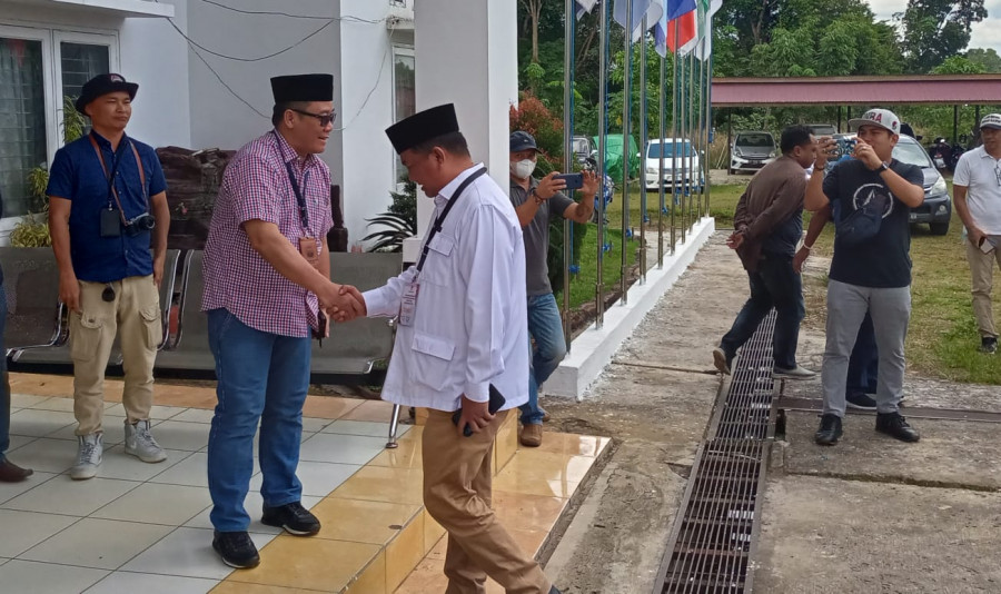 Ketua DPC Partai Gerindra Kubar saat tiba di sambut Ketua KPU, Arkadius Hanye ( Sunardi)