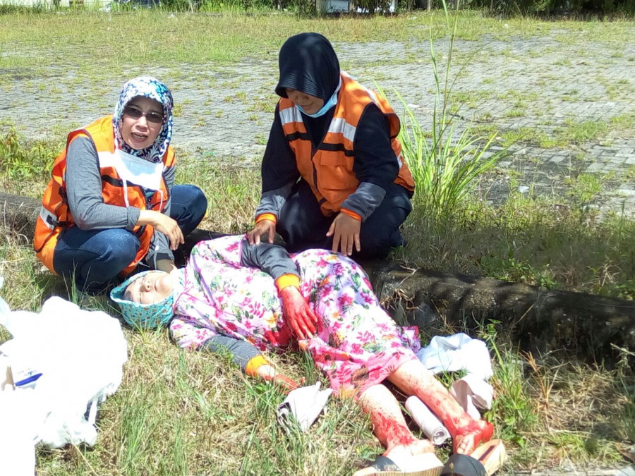 SIMULASI: Perawat menyelamatkan seorang korban dalam peristiwa bencana alam.