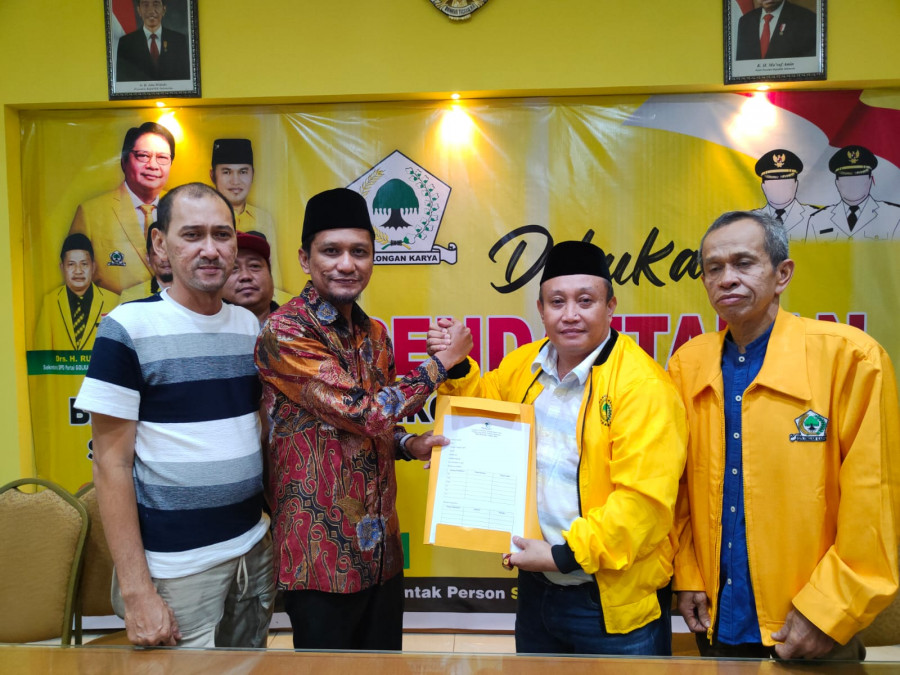 Pengambilan formulir pendaftaran Nidya Listiyono (dua dari kiri). (Vico/Korankaltim.com)