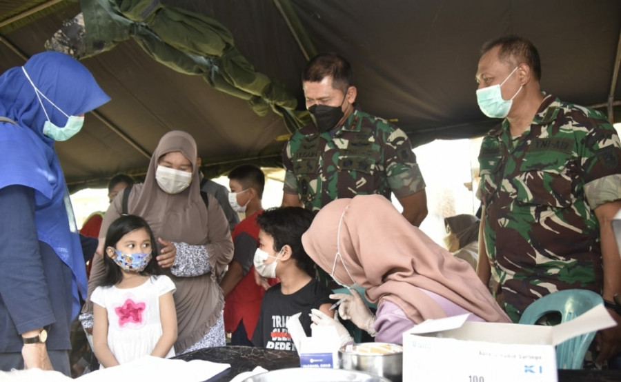 Pangdam VI/Mlw, Mayjen TNI Teguh Pudjo Rumekso menyaksikan vaksinasi yang diberikan kepada anak-anak. (Foto: Pendam VI/Mlw)