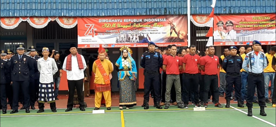 Warga Binaan Lapas Kelas II A tampak mengenakan pakaian adat dalam peringatan HUT RI ke-74 (Foto: Yudi Hadi/korankaltimcom)