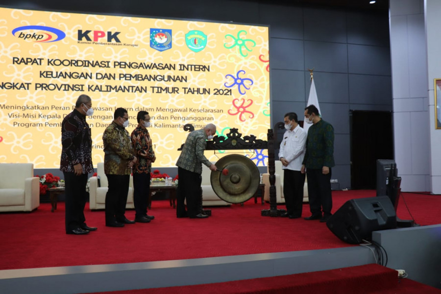 Gubernur Kaltim, Isran Noor saat memukul gong sebagai tanda dibukanya Rakorwasin BPKP Kaltim (Istimewa/BPKP Kaltim)