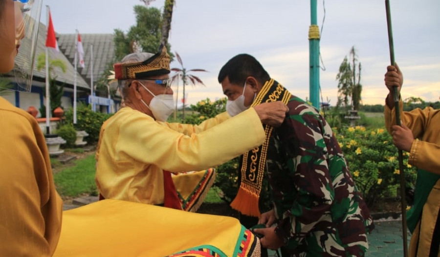 Kasdam VI/Mlw Brigjen TNI Ibnu Bintang Setiawan ketika tiba di Bandar Udara Internasional Juwata Tarakan dan disambut lewat upacara adat. (Foto: Pendam VI/Mlw)