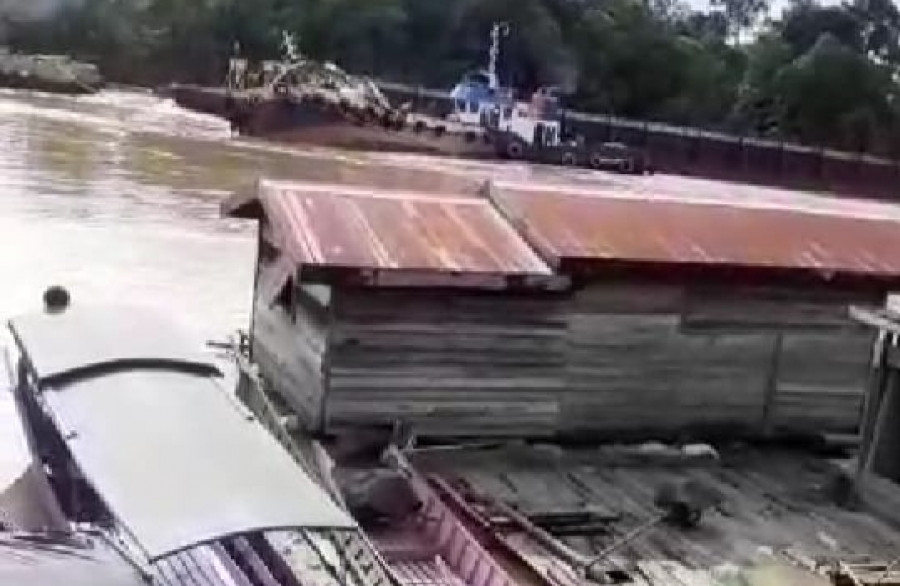 Kapal penarik tongkang yang tenggelam di Kecamatan Muara Kaman sudah digeser ke tepi sungai sekitar lokasi kejadian. (Foto:istimewa)