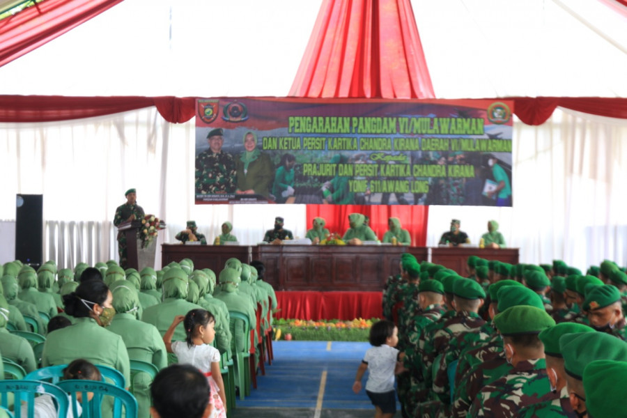 Pangdam VI/Mlw Mayjen TNI Heri Wiranto saat berkunjung ke Mako Yonif 611/Awanglong dan memberikan arahan kepada prajurit Selasa (18/8/2020) kemarin.(Foto: Istimewa)