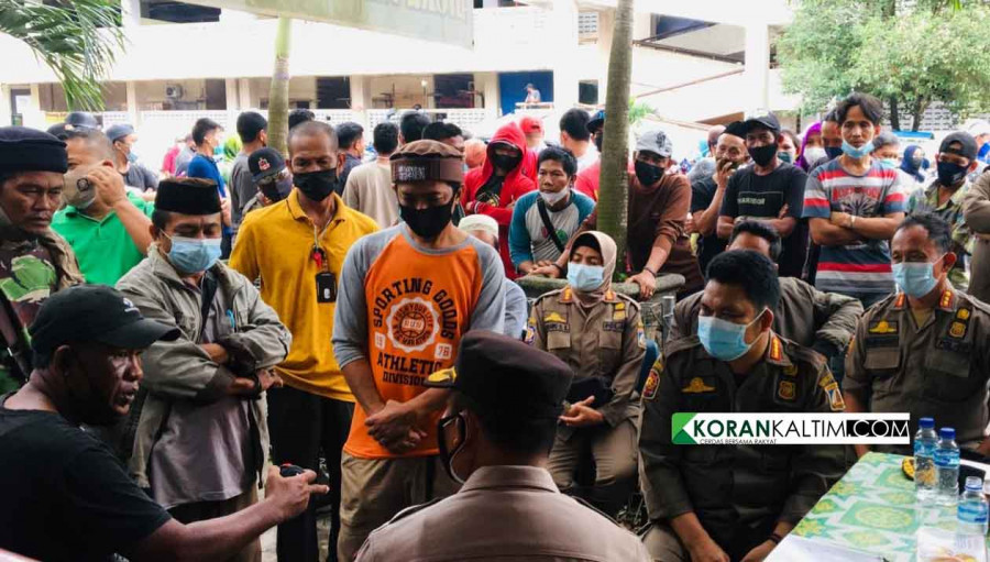 Kepala Satpol PP Balikpapan, Zulkifli dan tim gabungan lainnya bersama perwakilan PKL ( Foto: Rizieq/korankaltim.com)