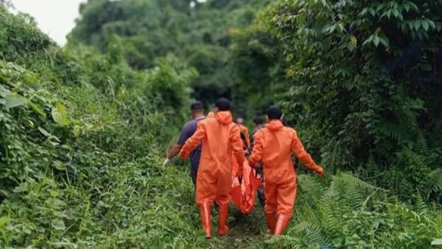 Petugas saat mengevakuasi korban, yang ditemukan disemak-semak di Desa Perjiwa (foto: Istimewa)