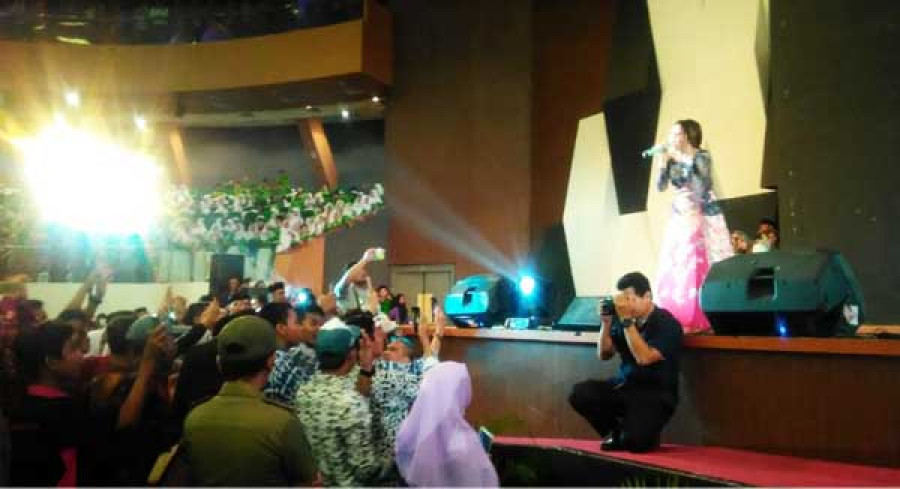 Via vallen saat menghibur Peserta Acara Harmoni Indonesia di Convention Center Hall, Kompleks GOR Madya Sempaja Samarinda Kamis (09/08/2018)