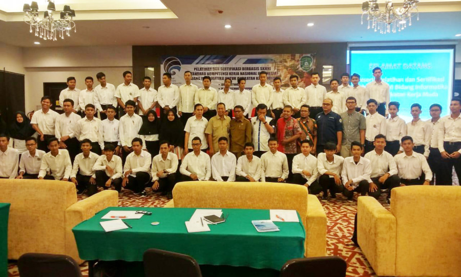 60 peserta pelatihan foto bersama dengan Asisten III Setkab Kukar Heldiansyah, Kepala Diskominfo Kukar Bahteramsyah dan kepala BPSDM Kemkominfo Banjarmasin Ricky H Paat dan akademisi universitas yang bekerjasama dengan Menkominfo dalam program ini di Gran