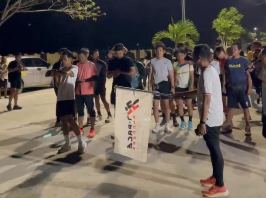 Ketua Panitia, Wahyu Candra melepas para peserta dalam Night Run 5 K di depan Stadion Panglima Sentik, Kelurahan Nipah-nipah. (Foto: Istimewa)