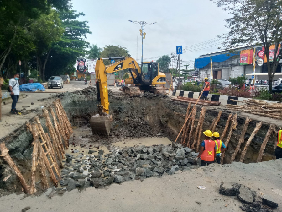 Kegiatan pembangunan drainase bawah jalan tepatnya di Jalan S Parman beberapa waktu lalu (Claudius Vico/Korankaltim.com)