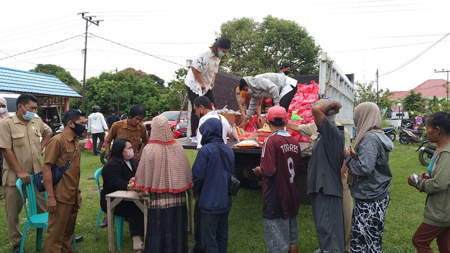 Antrean warga dalam kegiatan Pasar Murah yang digelar oleh Disdagkop Kubar di Kelurahan Melak Ulu, Kecamatan Melak pada Selasa (26/4/2022). (Handayan/korankaltim.com)