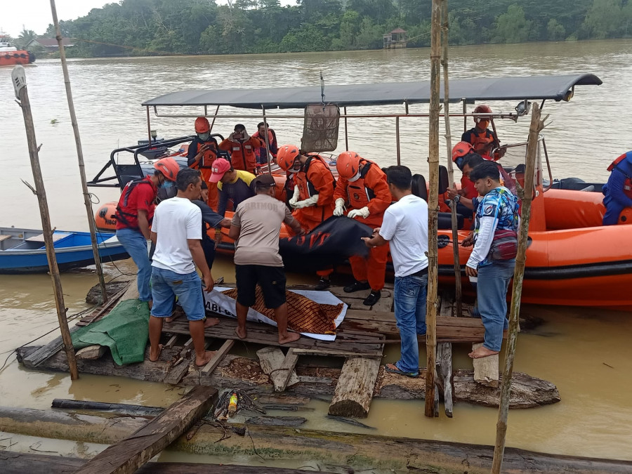 tim gabungan yang berhasil mengevakuasi korban untuk selanjutnya dibawa dr RSUD dr Abdul Rivai. (Foto: Istimewa)