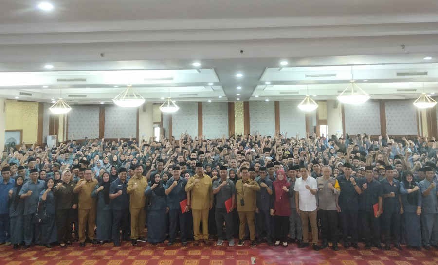 Bupati dan Wabup Kukar bersama seluruh Anggota BPD se-Kukar yang telah dikukuhkan mendapat tambahan masa jabatan untuk Zona Pesisir dan Tengah di Gedung PKM. (Foto: Heri/Korankaltim.com)