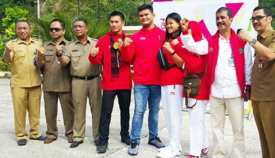 4 atlet Asian Games Iqbal (silat), Ashar Ramadhani (gulat), Gebhy Novitha (anggar) dan Anis Rohadatul (anggar), bersama Dispora Kaltim