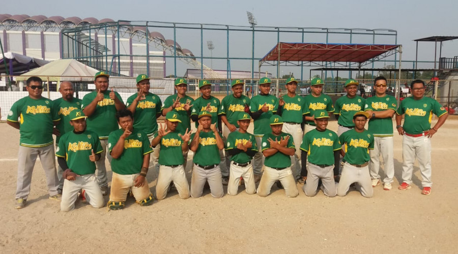 Sofbol putra Kaltim akhirnya berhasil lolos ke PON XX/2020 Papua meski bercokol di peringkat akhir Pra PON. ( Foto: Istimewa )