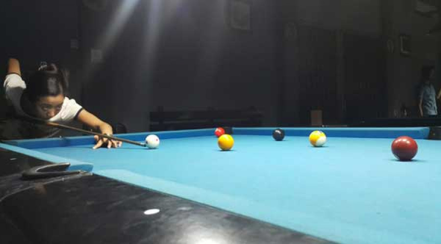 Tiaranita saat menjalani latihan di venue biliar Sanjaya, Samarinda Seberang beberapa waktu lalu.
