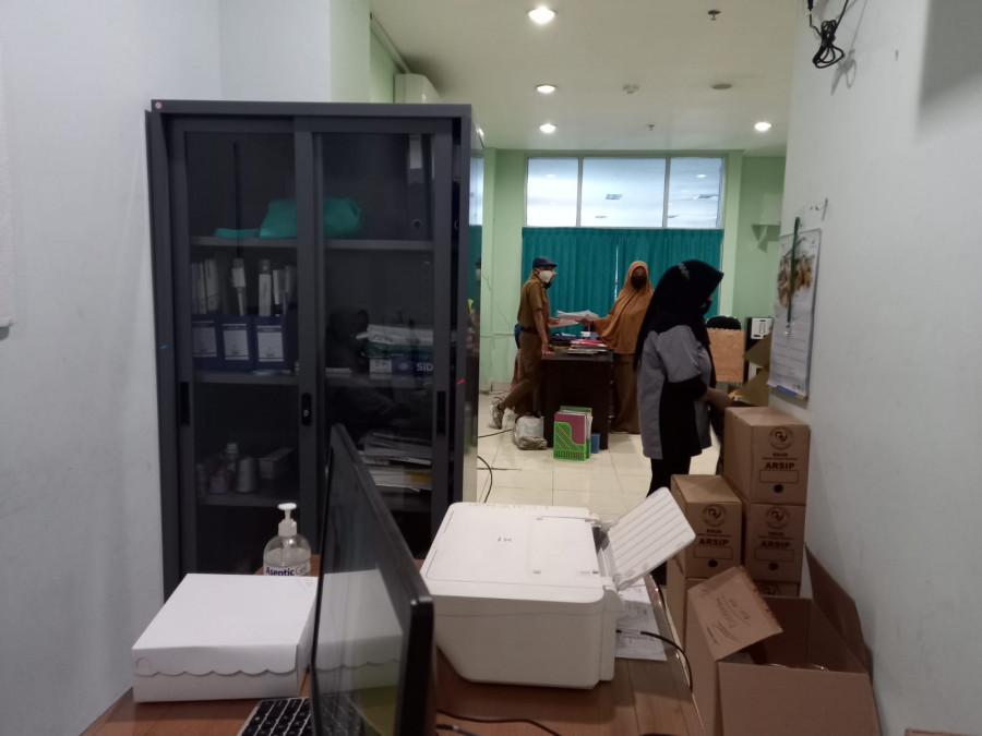 Tampak pegawai RSUD Taman Husada sibuk menata ruangan. ((Foto: Olis/korankaltim)