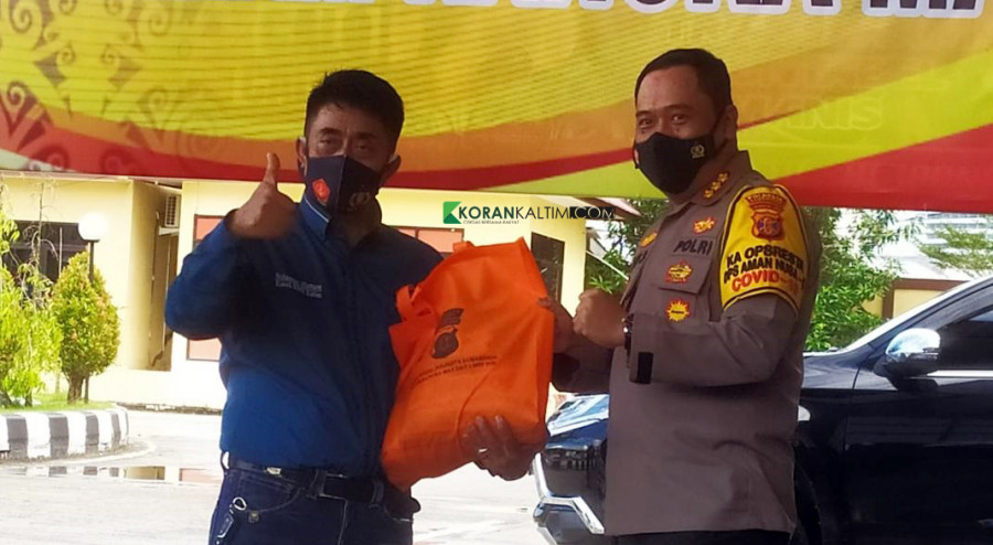 Kapolresta Samarinda Kombes Pol Arif Budiman saat memberikan bingkisan kepada perwakilan serikat buruh Jumat (30/4/2021) hari ini. (Foto: Nancy/korankaltim.com)