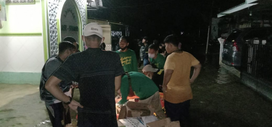 Para milenial saat mendistribusikan bantuan pada warga yang terdampak banjir di Jalan Gelatik tadi malam didampingin unsur terkait (28/5/2020) (Fairus/korankaltim.com)